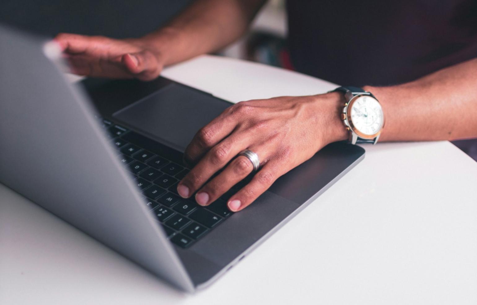 Studenti durante una sessione pratica di taglio