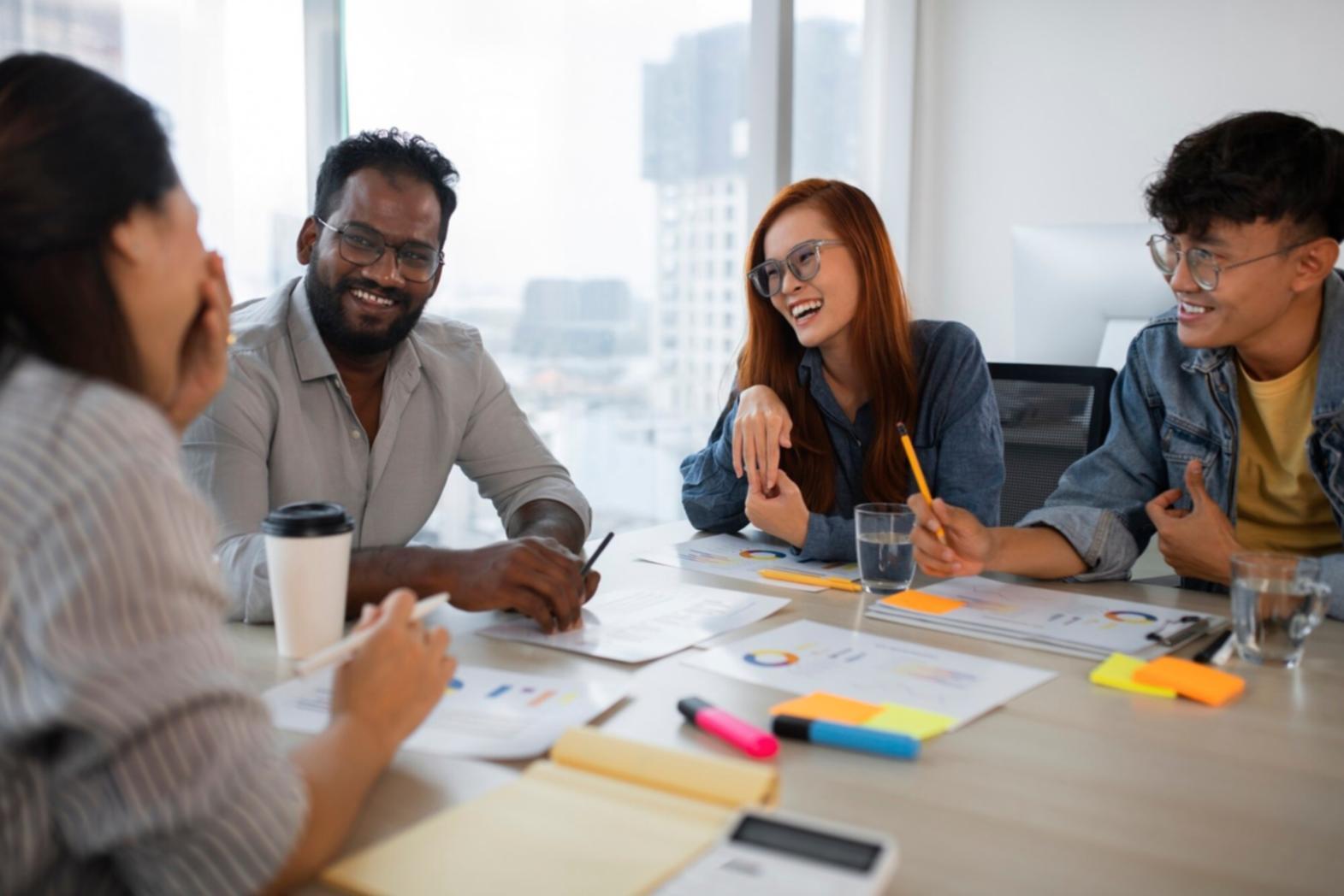 Studenti durante una lezione pratica di acconciatura